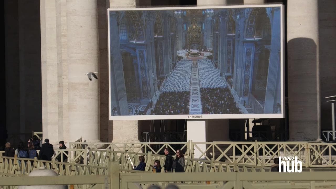 San Pietro, la malattia del Papa e la domenica dei fedeli: "Lo sentiamo vicino a noi"