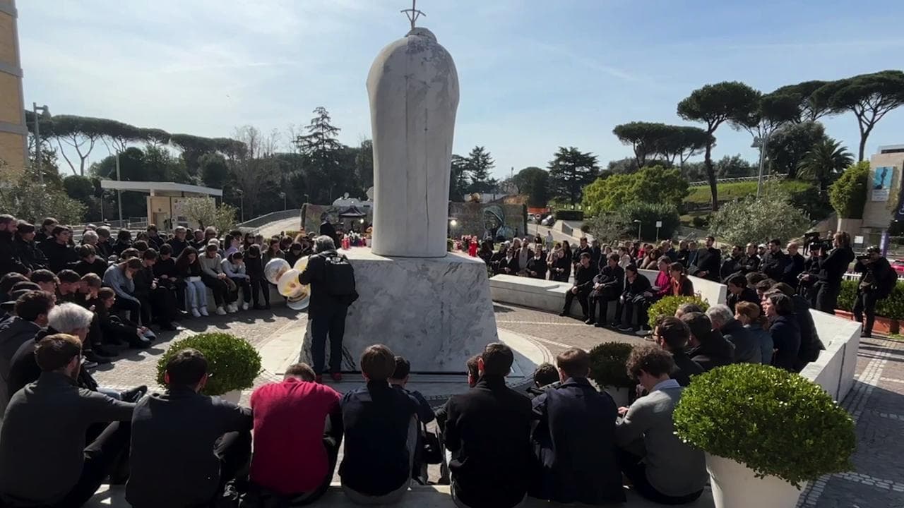 Papa Francesco, i fedeli in preghiera recitano l'Angelus al Gemelli