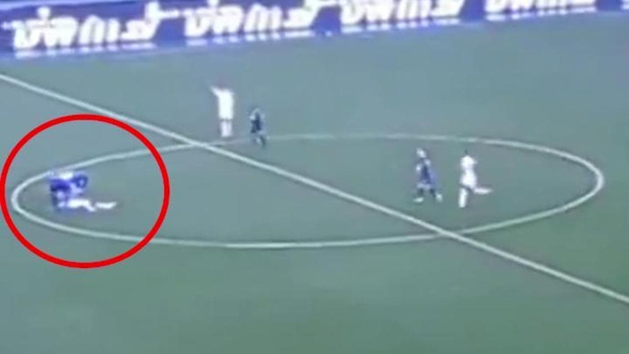 Moise Kean crolla a terra da solo durante Verona-Fiorentina. Grande paura al Bentegodi