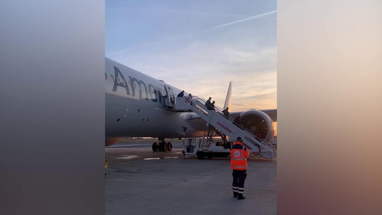 Aereo atterrato a Fiumicino per allarme bomba, lo sbarco dei passeggeri