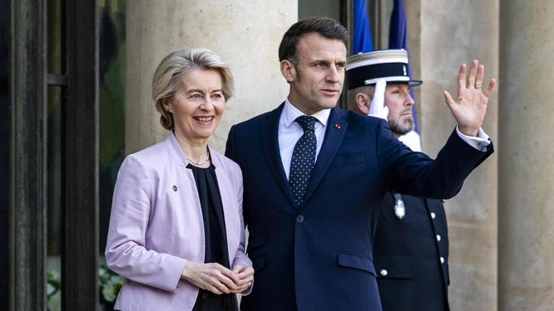 Parigi, Ursula von der Leyen e Emmanuel Macron