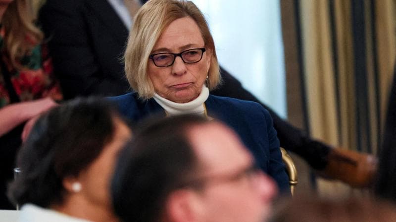 Mills, la governatrice del Maine diventata simbolo di resistenza: “Trump, ci vediamo in tribunale”