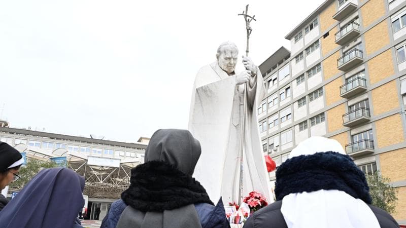 Papa Francesco, il cappellano: “È l’ora della speranza”. Da stasera rosario in piazza San Pietro
