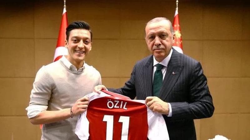 Ozil nel partito di Erdogan. L’ultimo sgarbo alla Germania del campione del mondo 2014