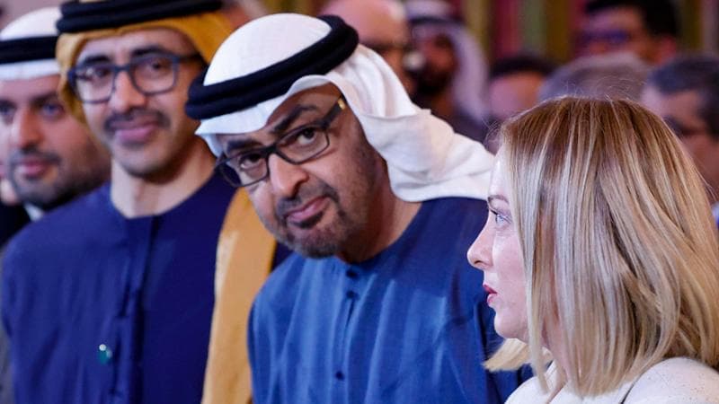 Il primo ministro italiano Giorgia Meloni con lo sceicco&nbsp;Mohamed bin Zayed, presidente degli Emirati
