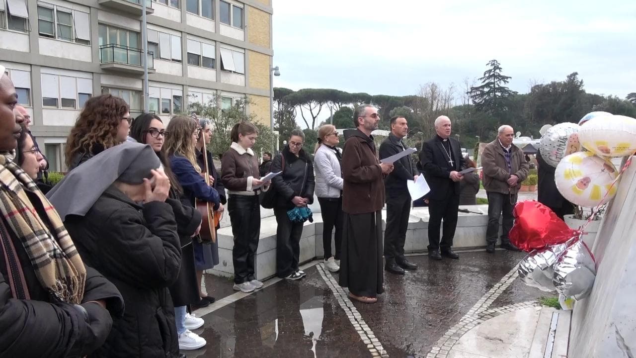 Papa Francesco: decine di fedeli in preghiera davanti al Gemelli per la lettura del Rosario