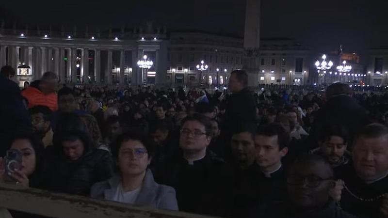 Le condizioni di papa Francesco: “Lieve miglioramento, insufficienza renale non preoccupa”
