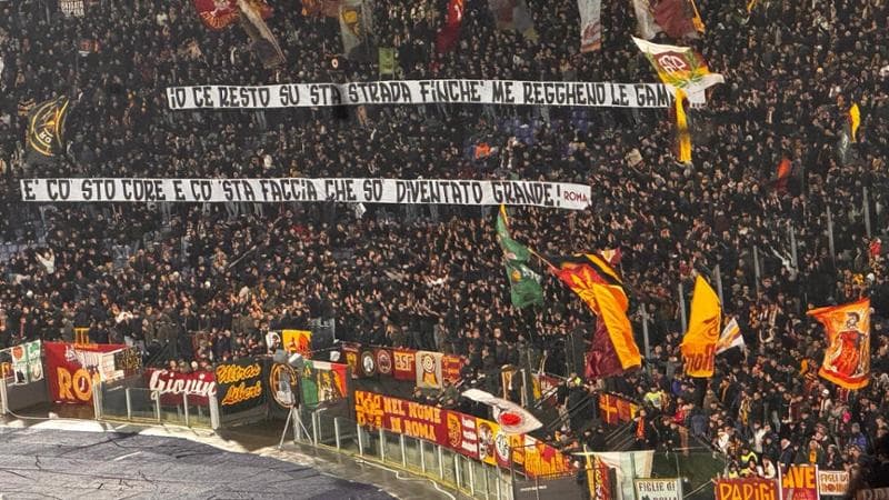 Striscione fascista nella curva della Roma. I versi tratti dal brano “Er cammerata”