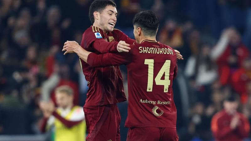 Shomurodov festeggia con Soulé il gol del 2-0