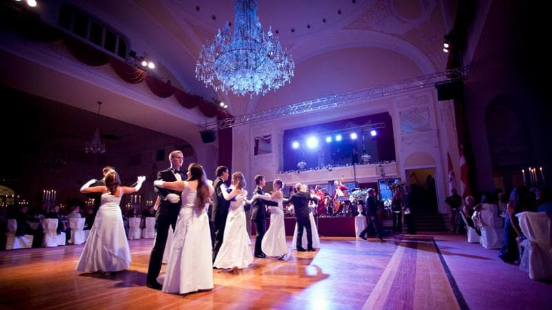 Il ballo viennese nel salone dei Cristalli