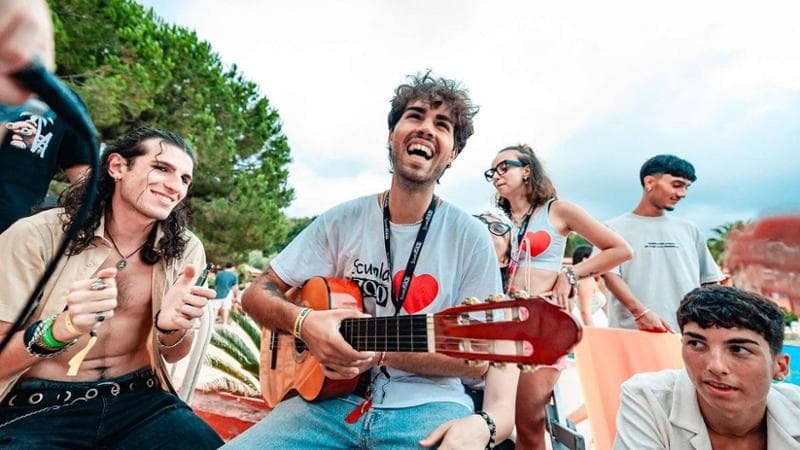Giovani e dipendenza da smartphone: da ScuolaZoo i viaggi senza connessione per la generazione Z