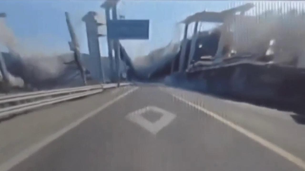 Corea del Sud, collassa il ponte di un'autostrada: la dashcam riprende il momento esatto del crollo