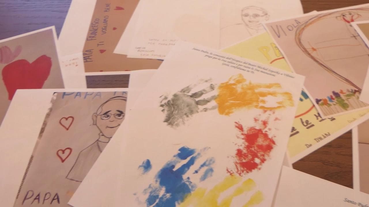 "Caro Papa, guarisci presto": migliaia di disegni per il pontefice da tutto il mondo