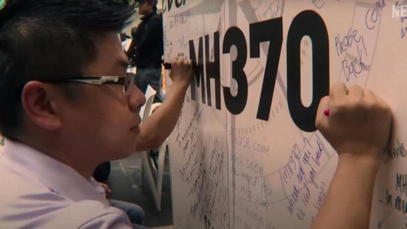 Parenti scrivono messaggi all'aeroporto di Kuala Lumpur dopo la tragedia