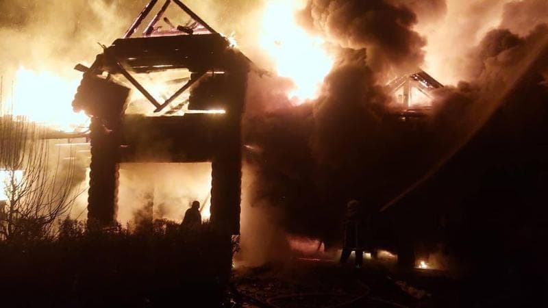 Edificio colpito da droni russi in fiamme nella regione di Kiev