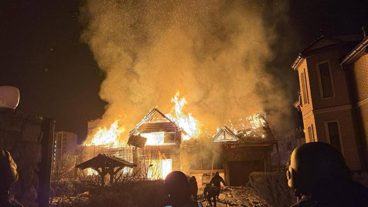 Edificio colpito da droni russi in fiamme nella regione di Kiev