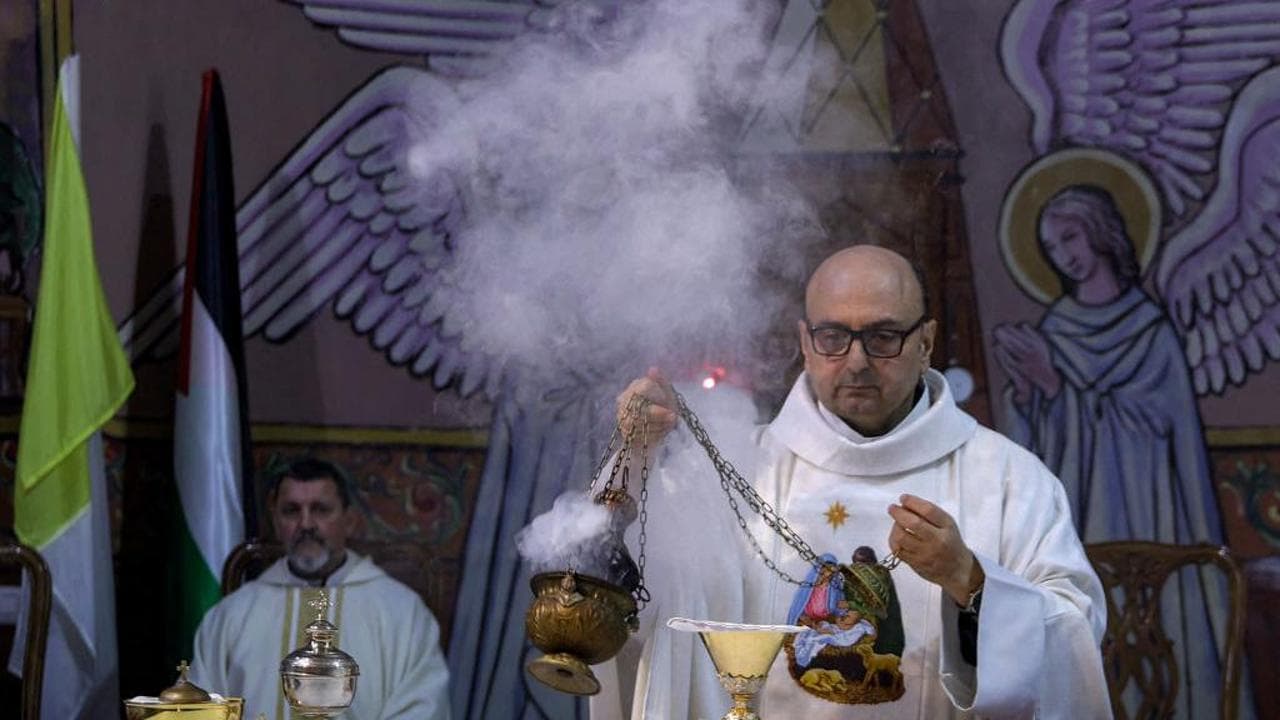 Il Papa dal Gemelli telefona alla chiesa di Gaza. Il parroco: "Nonostante la sua salute pensa a noi"