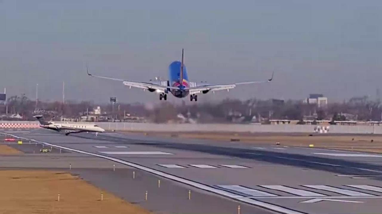 Chicago: jet sulla pista, il Boeing in atterraggio è costretto a rialzarsi in volo all'ultimo
