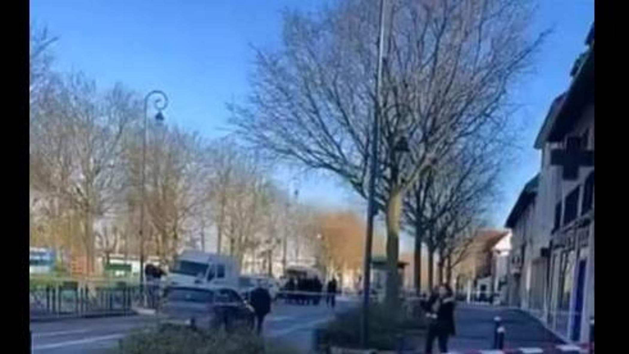 Fransa, polis Paris dışında bir bıçakla silahlı bir adamı öldürüyor