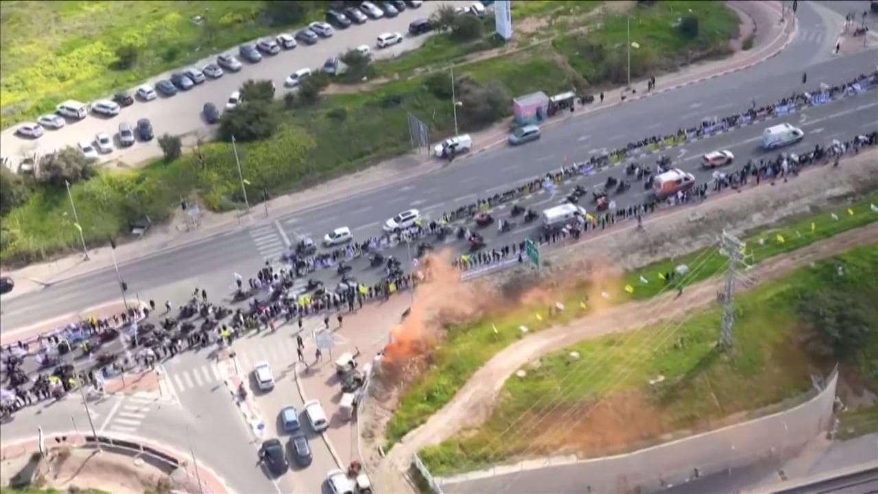 Israele, folla in strada per funerali della famiglia Bibas: in migliaia si radunano a Rishon Lezion