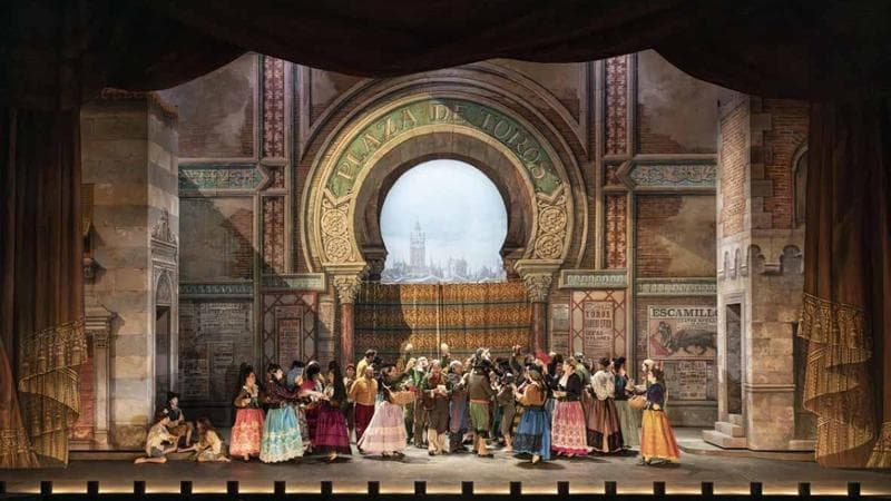 La scenografia con la Plaza de Toros dal quarto atto della Carmen in scena a Rouen nel 2023 con la regia di Romain Gilbert. Marion Kerno