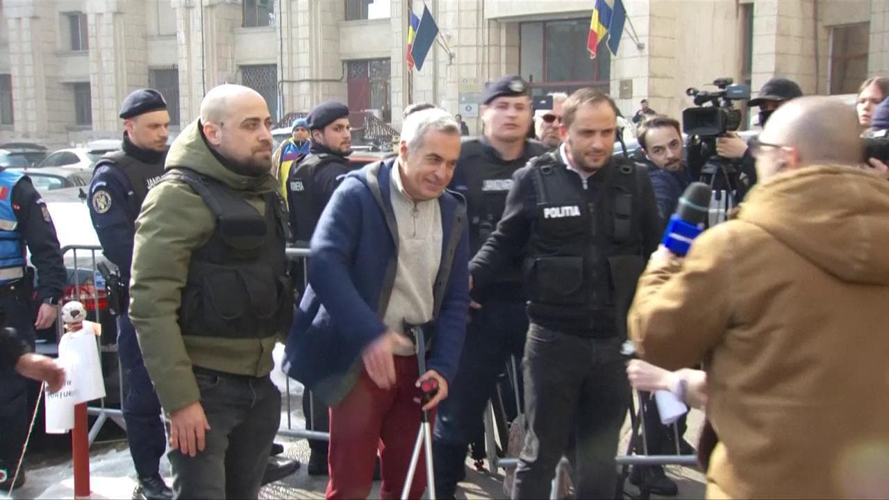 Romania, arrestato il candidato presidenziale filorusso Georgescu: il momento del fermo