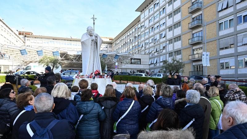 Le preghiere davanti alla statua di Giovanni Paolo II al Gemelli
