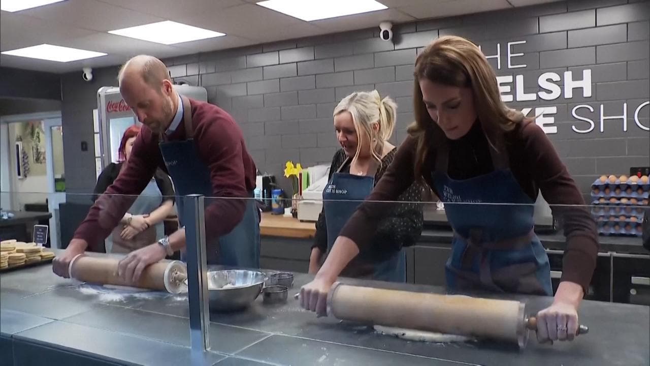 Galles: Kate e William a sorpresa in panetteria per una "gara" di torte