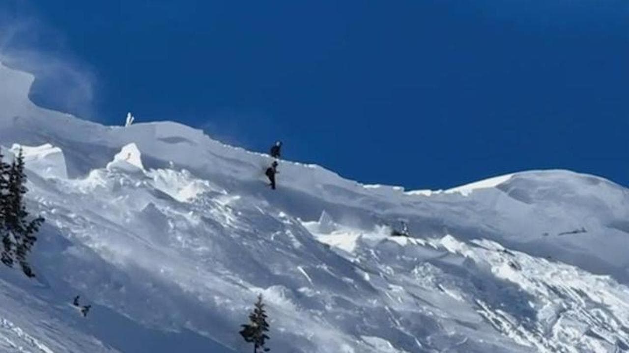 Colorado, massa di neve si stacca dal fianco di una montagna: le motoslitte fuggono dalla valanga