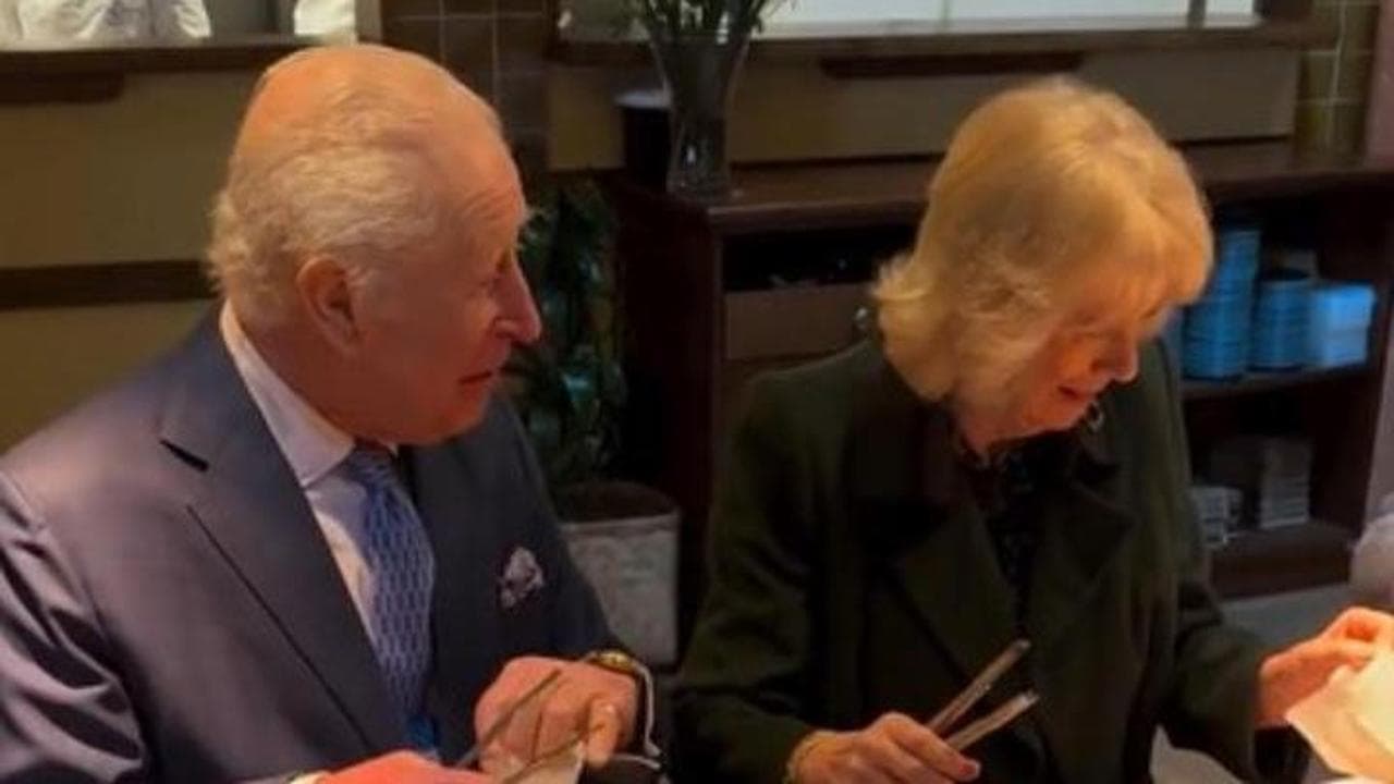 Londra, re Carlo e Camilla impacchettano i datteri per la fine del Ramadan