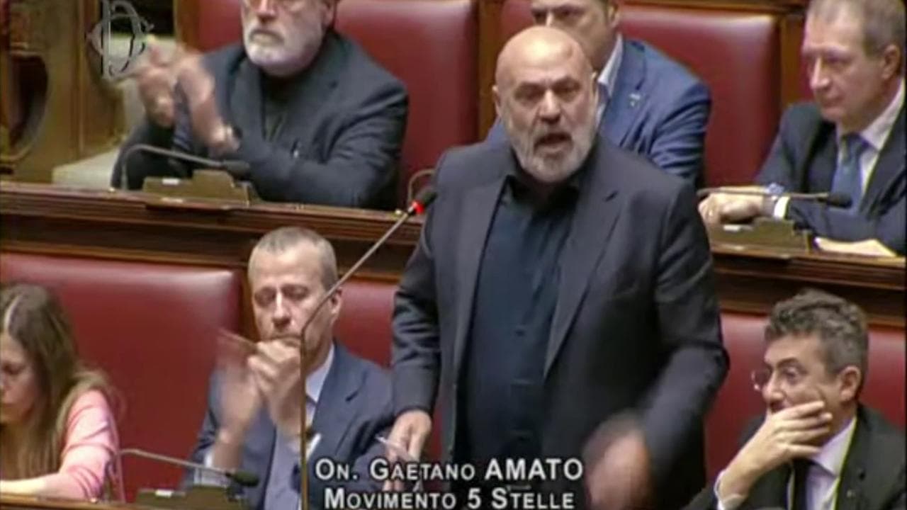 Camera, il 5 stelle Amato attacca Salvini: l'insulto del leghista Candiani