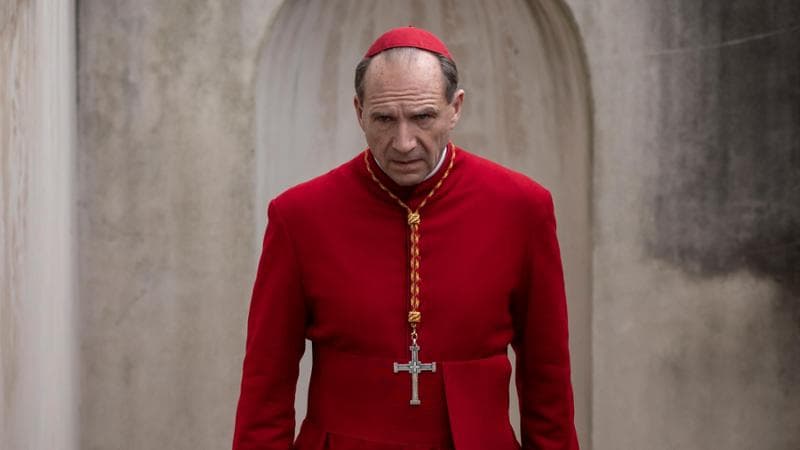 L’attore Ralph Fiennes nei panni del cardinale Thomas Lawrence nel film Conclave