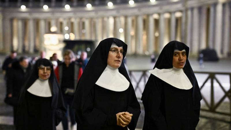 “Il Papa è uscito dalla fase più critica”: prega in cappella e respira meglio