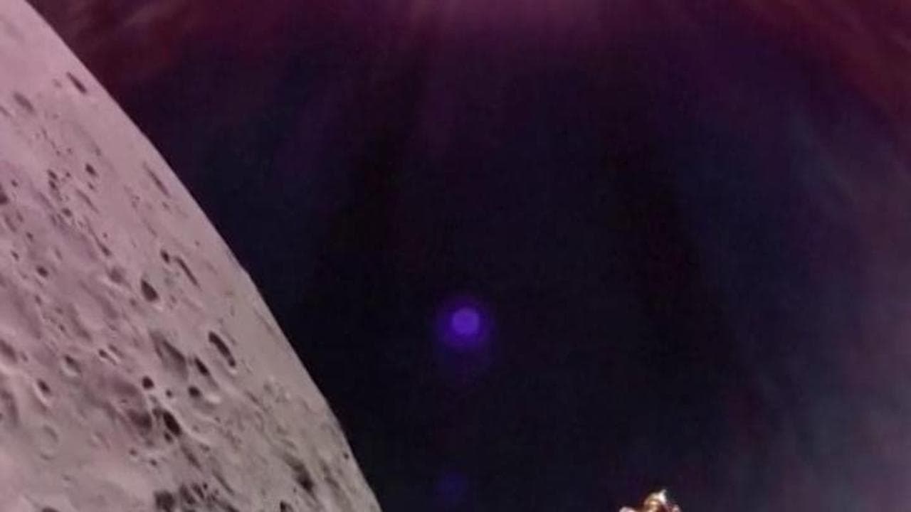 Spazio, la Luna vista da vicino: le spettacolari immagini dalla navicella spaziale Blue Ghost