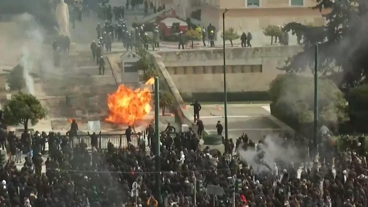 Grecia: proteste e caos durante la manifestazione di Atene, scontri e lanci di molotov