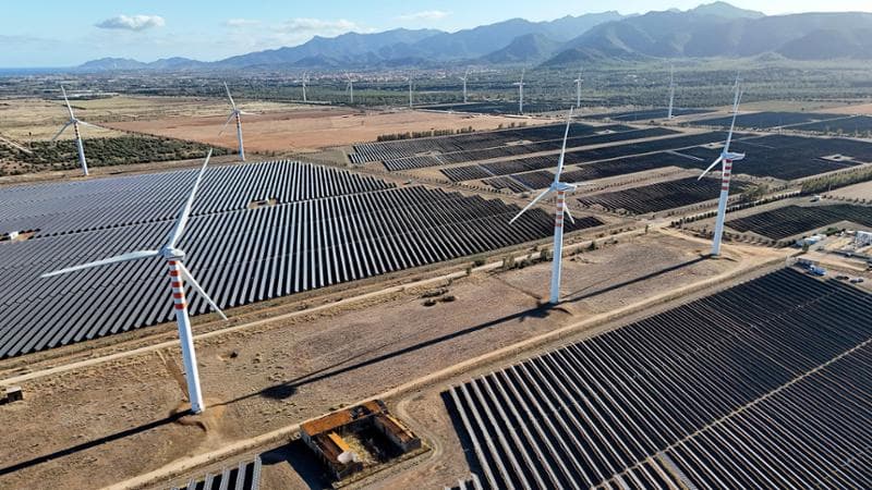 Turbine eoliche e pannelli solari in un campo vicino a Cagliari, in Sardegna. (Foto di Giovanni GREZZI / AFP)
