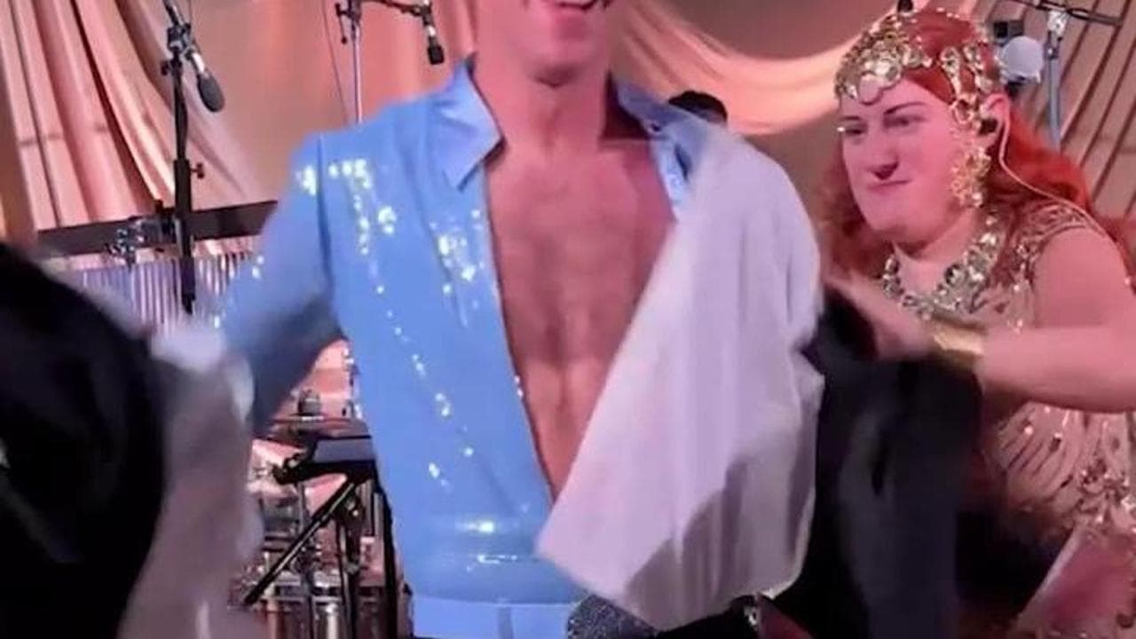 Mark Zuckerberg in tutina scintillante per il compleanno della moglie: ecco chi ha imitato
