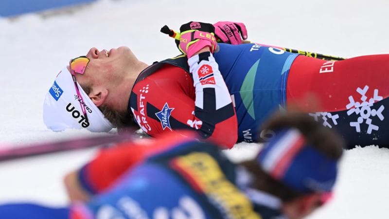 Johannes Hoesflot Klaebo sfinito al traguardo