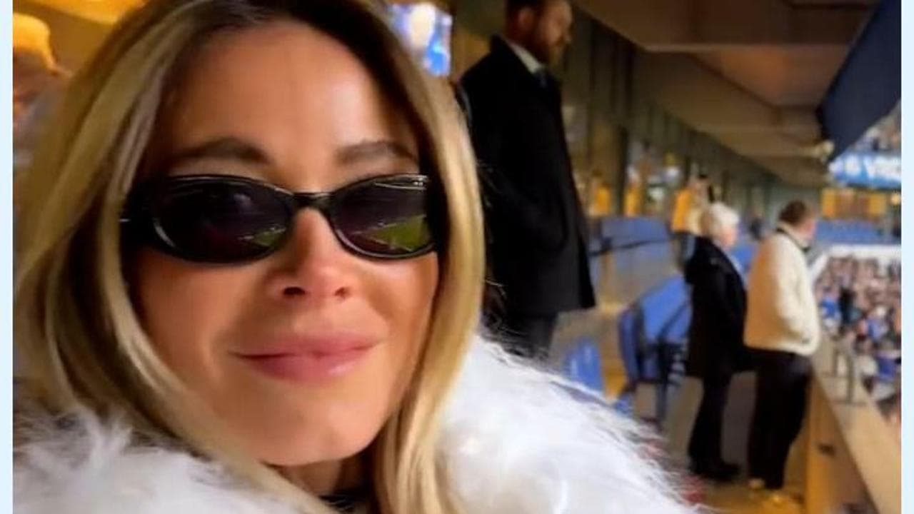 Loris Karius torna in campo dopo un anno e saluta la moglie, Diletta Leotta, che applaude in tribuna
