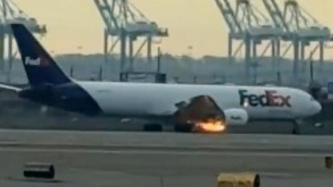 New Jersey, aereo cargo FedEx prende fuoco dopo il decollo a Newark: costretto a rientrare