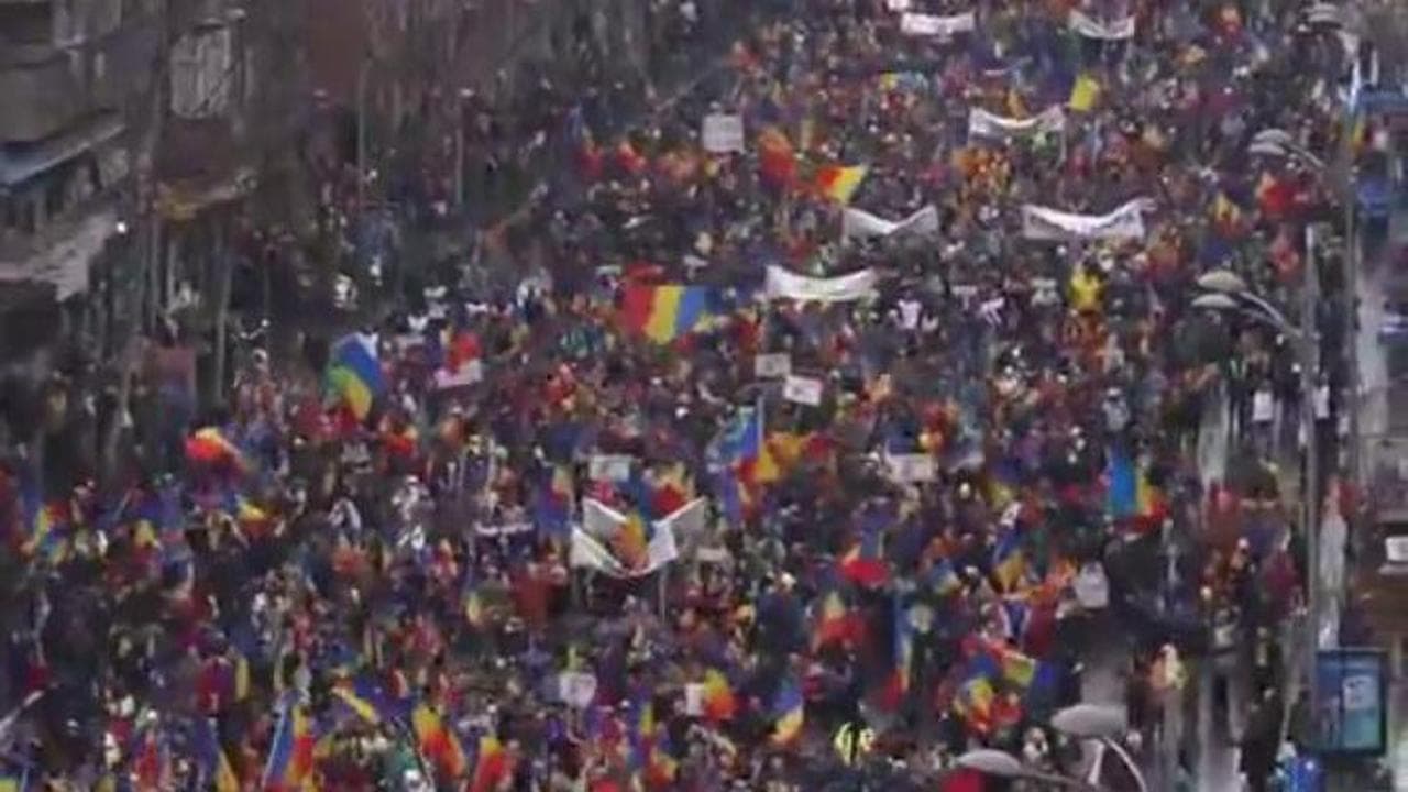Romania, a Bucarest decine di migliaia in piazza per il candidato filorusso Georgescu