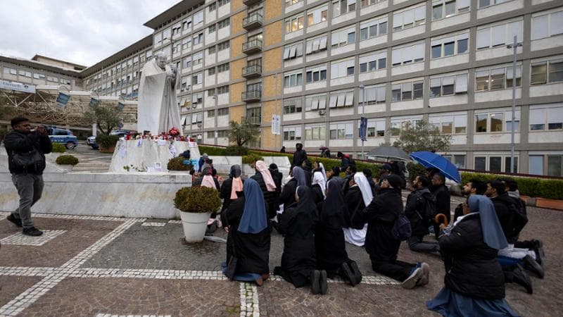 Papa, nell’Angelus la sua fragilità e l’appello per la pace: “Da qui la guerra è ancora più assurda”