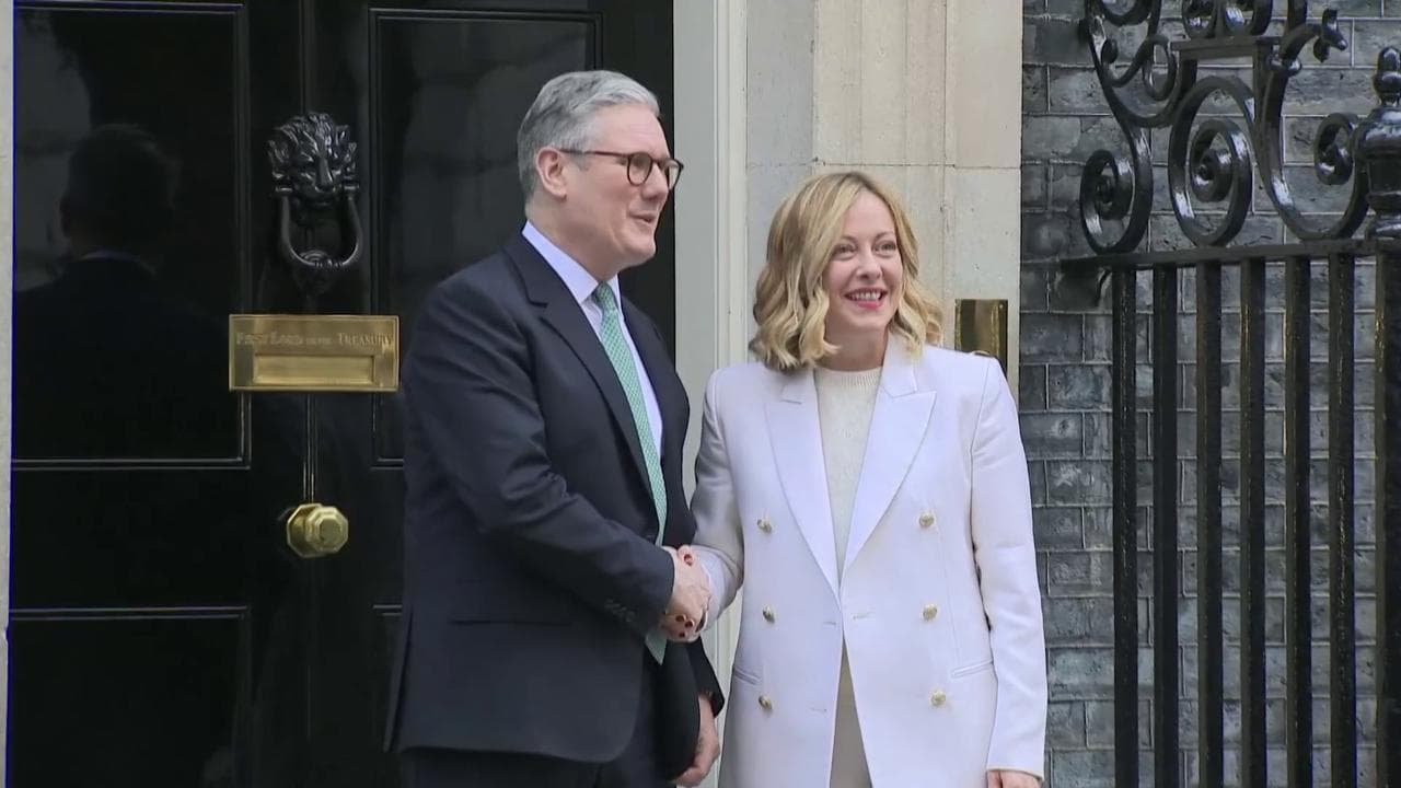 Londra, vertice UE sull'Ucraina: l'arrivo di Meloni accolta da Starmer
