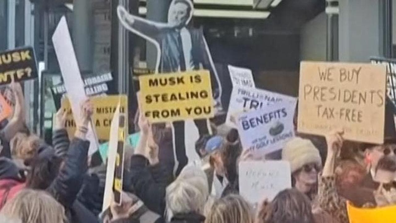 New York, protesta anti Musk davanti alla sede Tesla: nove arresti