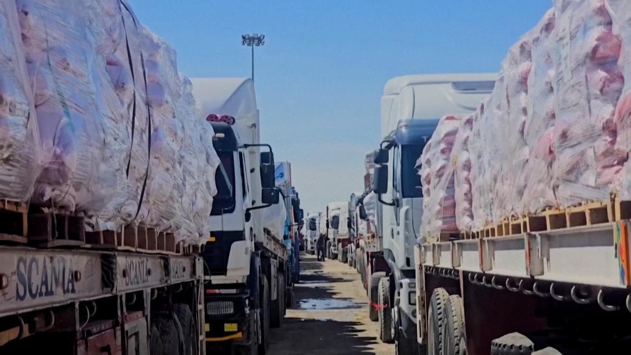Gaza, lunghe file di tir a Rafah dopo il blocco degli aiuti umanitari imposto da Israele