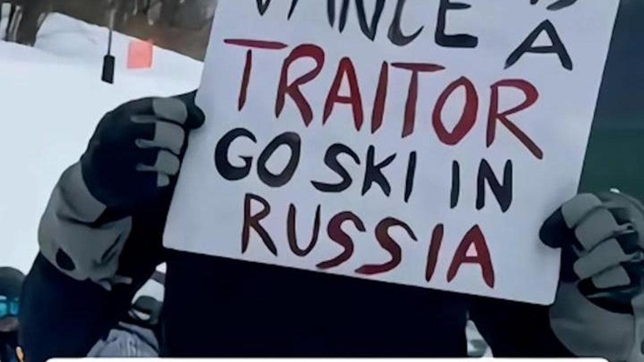Vermont, migliaia contro Vance al resort: "Vai a sciare in Russia"