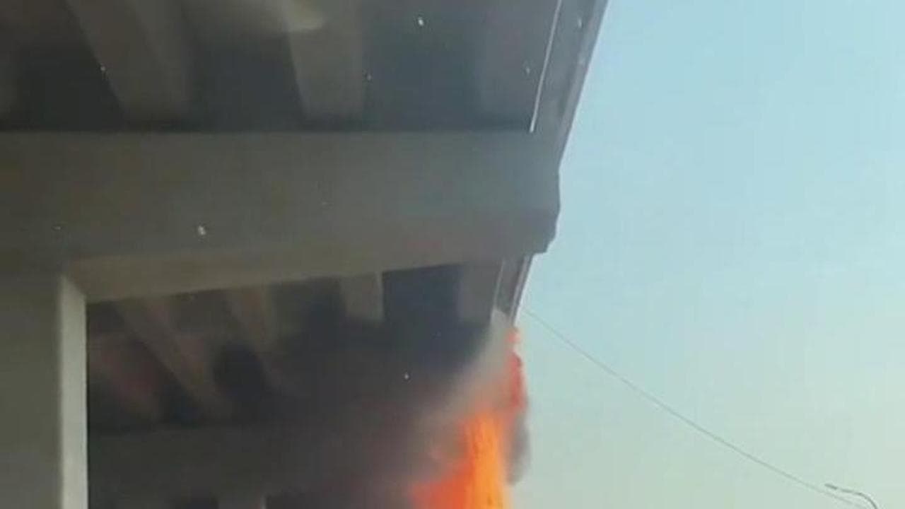 Cina, momento da brividi: un incendio si riversa da un ponte come una cascata di fuoco