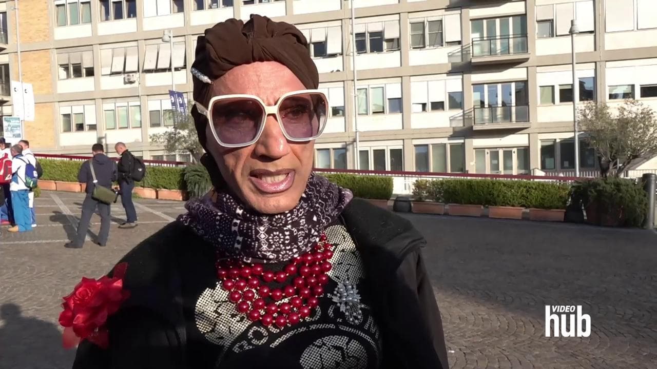 Gemelli, rimosso il cartello (e poi restituito) della donna trans: "Il Papa pensa anche a noi"