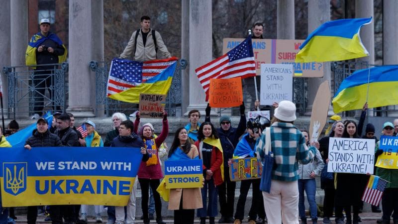 Gli anti-trumpiani Usa mobilitati dopo la lite nello studio ovale. “Vance vai a sciare in Russia”