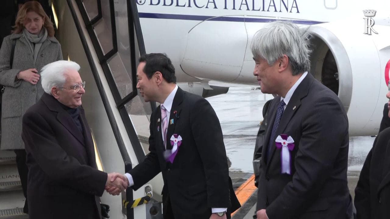 Mattarella in Giappone, l'arrivo del presidente della Repubblica all'aeroporto di Tokyo